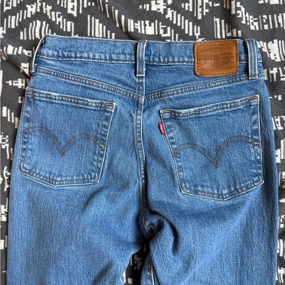 Women’s Levi’s Wedgie Straight Distressed Jeans - Picture 5 of 9